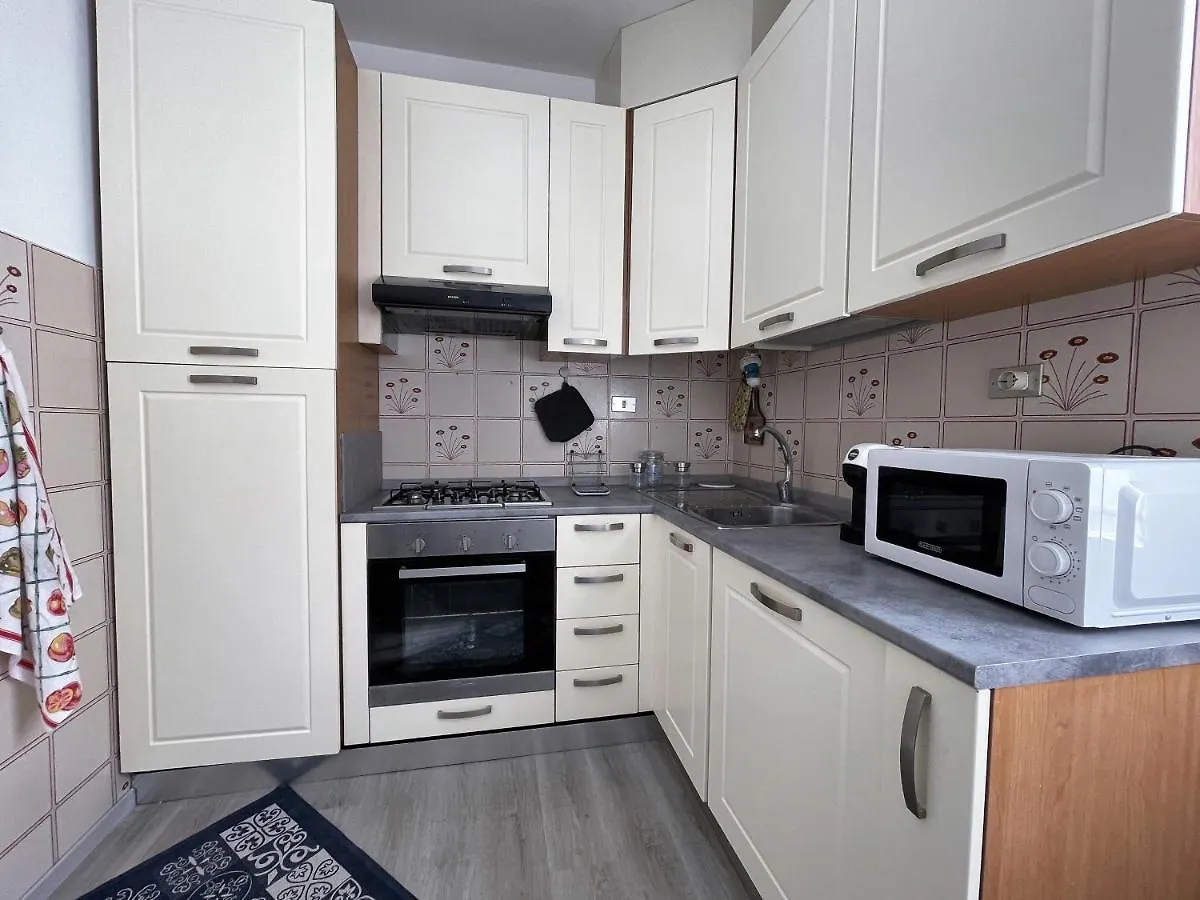 Apartment Stefano'S Guests House: 2 Bedrooms & Parking In Viareggio Italy